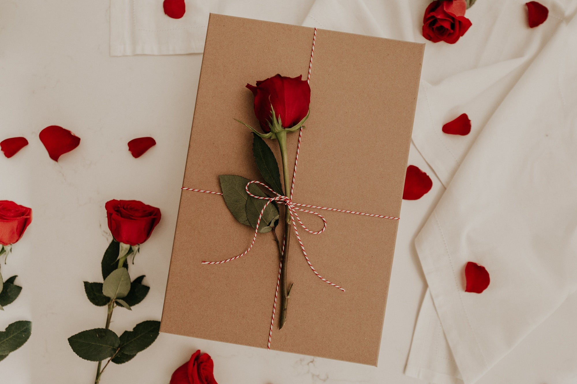 Beautifully wrapped Valentine’s Day gifts with romantic touches like roses and handwritten notes — highlighting thoughtful, heartfelt gift ideas for expressing love and appreciation.