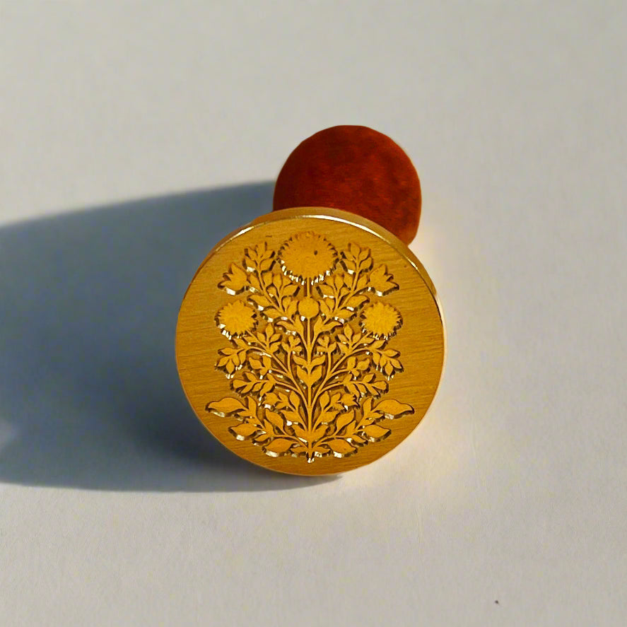 Soothi gold wax seal stamp with elegant botanical design – timeless charm for letters, gifts, and creative expression