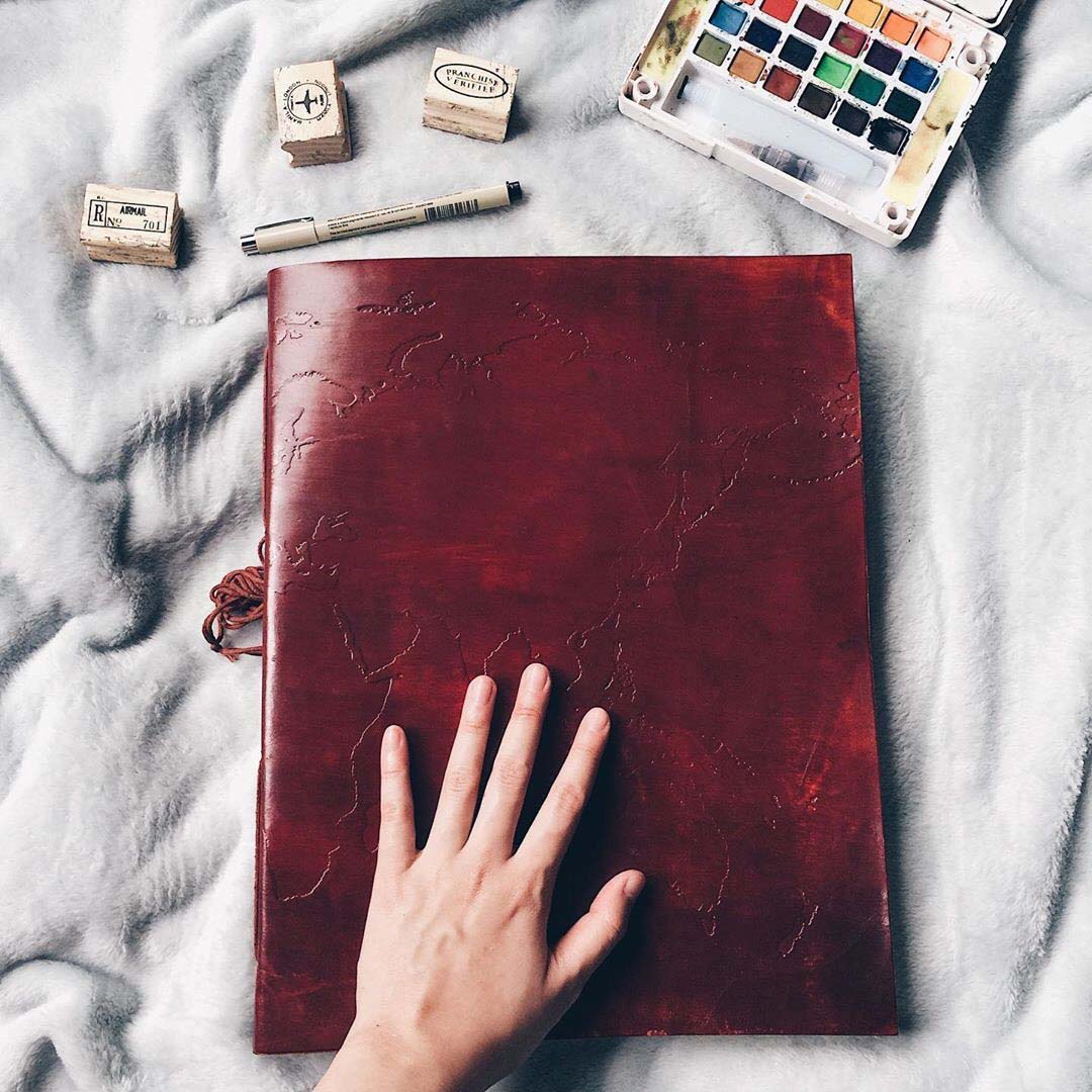 Vintage-style world map in extra large leather journal – ideal gift for travelers, writers, and geography lovers