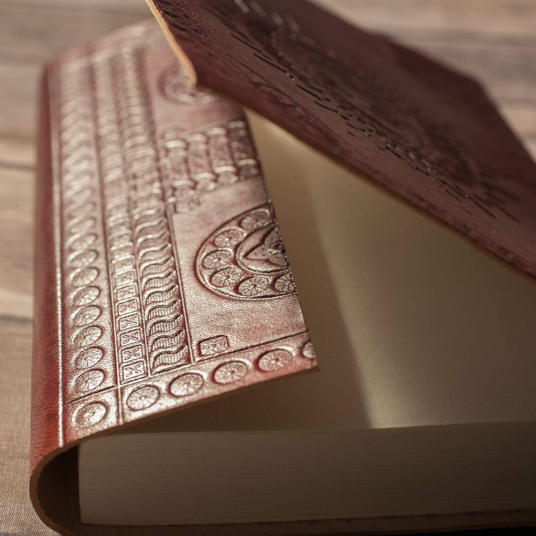 https://soothi.com/cdn/shop/products/soothi-journal-tree-of-life-handmade-leather-journal-26371583621_1800x.jpg?v=1623832006